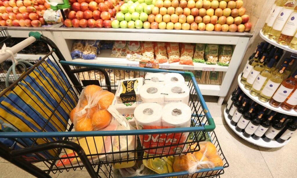 Itens da cesta básica em carrinho de supermercado