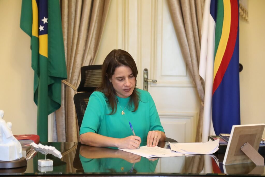 Raquel Lyra governadora de Pernambuco em seu gabinete. Foto: Hesíodo Góes/Secom